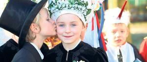 Minderheitenpolitik mit Verfassungsrang. Brandenburg sichert dem sorbischen Volk „das Recht auf Schutz, Erhaltung und Pflege seiner nationalen Identität“ zu. Dazu gehört auch Förderung und Vermittlung der sorbischen Sprache und Kultur.