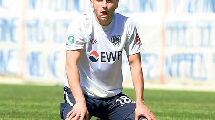 Schwer verletzt. Anton Makarenko, hier nach dem letzten Heimspiel gegen Bielefeld, in dem er Babelsberg 03 in der Nachspielzeit mit seinem Freistoß zum 1:0 den vorzeitigen Klassenerhalt sicherte, liegt seit Samstag in einem Wiesbadener Krankenhaus.