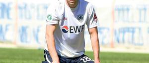 Schwer verletzt. Anton Makarenko, hier nach dem letzten Heimspiel gegen Bielefeld, in dem er Babelsberg 03 in der Nachspielzeit mit seinem Freistoß zum 1:0 den vorzeitigen Klassenerhalt sicherte, liegt seit Samstag in einem Wiesbadener Krankenhaus.