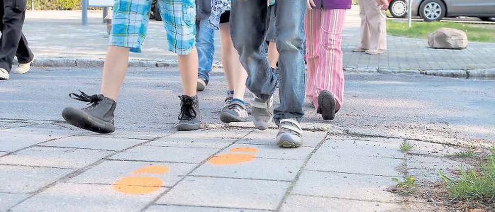 Immer der orangen Spur nach: Schüler der Anne-Frank-Grundschule in Teltow sollen gegen das Verkehrschaos anlaufen.
