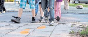 Immer der orangen Spur nach: Schüler der Anne-Frank-Grundschule in Teltow sollen gegen das Verkehrschaos anlaufen.