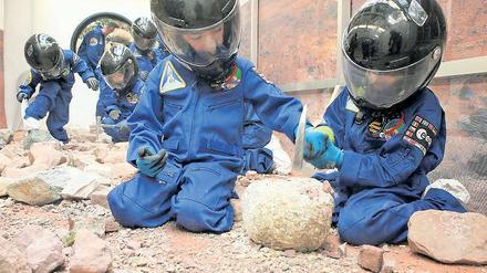 Steineklopfen auf dem Mars: Für die Kids war es ein großes Erlebnis in die Weltraumanzüge der ESA zu schlüpfen und dann auf dem Mars, der eine Außenstelle im Stern-Center eröffnete, Steine zu klopfen