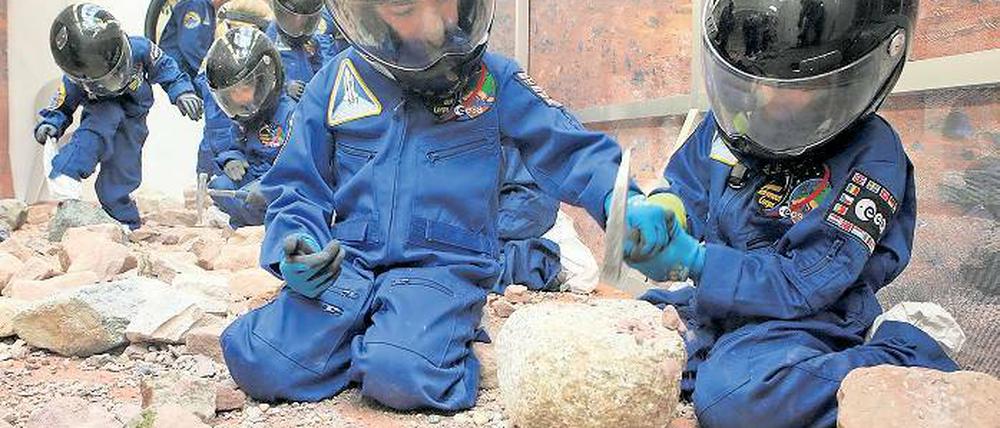 Steineklopfen auf dem Mars: Für die Kids war es ein großes Erlebnis in die Weltraumanzüge der ESA zu schlüpfen und dann auf dem Mars, der eine Außenstelle im Stern-Center eröffnete, Steine zu klopfen
