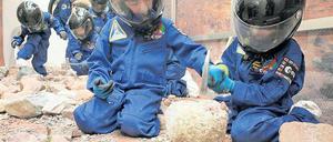 Steineklopfen auf dem Mars: Für die Kids war es ein großes Erlebnis in die Weltraumanzüge der ESA zu schlüpfen und dann auf dem Mars, der eine Außenstelle im Stern-Center eröffnete, Steine zu klopfen