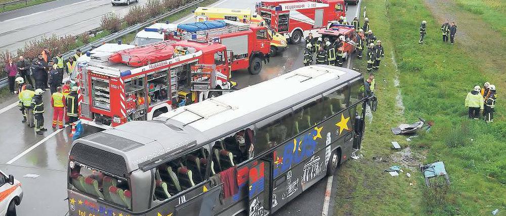 Schreckliche Bilder. Der Reisebus aus Polen steht am 26. September 2010 nach einem schweren Unfall hinter einer Brücke des Autobahnkreuzes Schönefeld auf dem Berliner Ring unweit der brandenburgischen Ortschaft Rangsdorf.