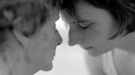 Wie ein Gedicht. Persönlich, intim, ein Film voller Poesie und Zärtlichkeit, so lautet das Urteil der Jury für den ausgezeichneten HFF-Film „Wir sterben“, in dem Regisseurin Josephine Links ihre Großmutter beim Sterben begleitet.