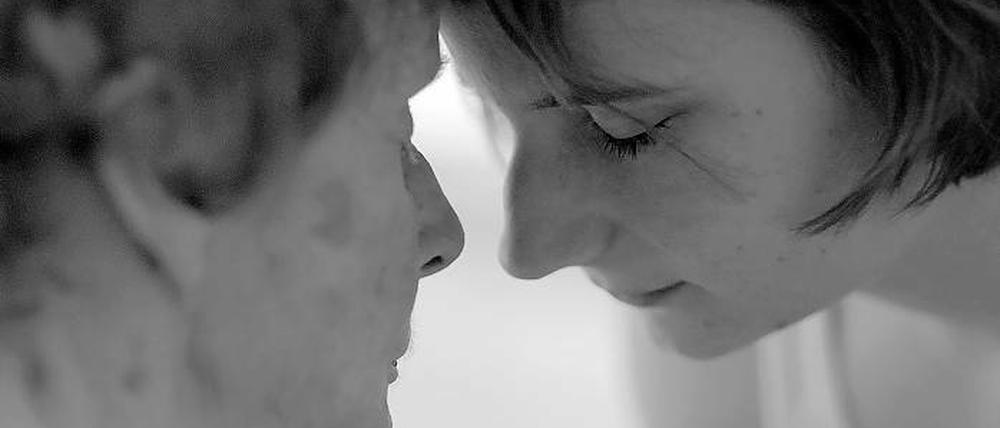 Wie ein Gedicht. Persönlich, intim, ein Film voller Poesie und Zärtlichkeit, so lautet das Urteil der Jury für den ausgezeichneten HFF-Film „Wir sterben“, in dem Regisseurin Josephine Links ihre Großmutter beim Sterben begleitet.