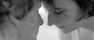 Wie ein Gedicht. Persönlich, intim, ein Film voller Poesie und Zärtlichkeit, so lautet das Urteil der Jury für den ausgezeichneten HFF-Film „Wir sterben“, in dem Regisseurin Josephine Links ihre Großmutter beim Sterben begleitet.