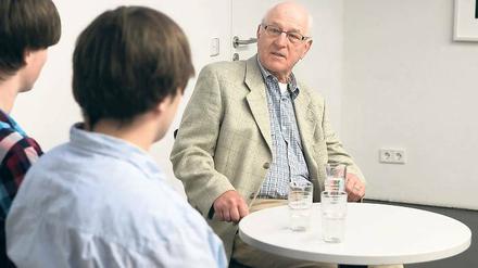 Als Abiturient zum Tode verurteilt, dann begnadigt: Ernst-Friedrich Wirth im Gespräch mit Schülern.