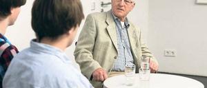 Als Abiturient zum Tode verurteilt, dann begnadigt: Ernst-Friedrich Wirth im Gespräch mit Schülern.