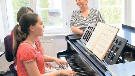 Klavierschülerin Hanna Stolle und Musikschulleiterin Heike Lupuleak (r.). „Man muss die Kinder lieb haben, dann kommt man auch gemeinsam durch die schwierige Zeit der Pubertät“, sagt die Klavierlehrerin Lupuleak.