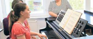 Klavierschülerin Hanna Stolle und Musikschulleiterin Heike Lupuleak (r.). „Man muss die Kinder lieb haben, dann kommt man auch gemeinsam durch die schwierige Zeit der Pubertät“, sagt die Klavierlehrerin Lupuleak.