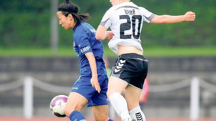 Die Weltmeisterin trifft wieder. Yuki Nagasato (links) – hier im Duell mit Leonie Maier vom SC 07 – schoss am Mittwoch in Bad Neuenahr beide Tore für Turbine Potsdam, wodurch der Titelverteidiger an die Tabellenspitze zurückkehrte.
