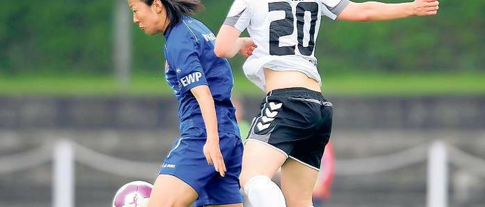Die Weltmeisterin trifft wieder. Yuki Nagasato (links) – hier im Duell mit Leonie Maier vom SC 07 – schoss am Mittwoch in Bad Neuenahr beide Tore für Turbine Potsdam, wodurch der Titelverteidiger an die Tabellenspitze zurückkehrte.