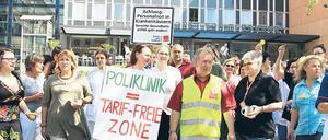 Drohender Arbeitskampf: Mitarbeiter demonstrierten vor dem Klinikum.