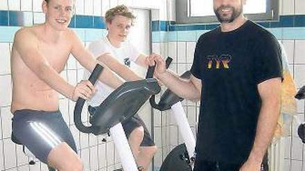 In dünner Luft. Trainer Jörg Hoffmann mit Felix Wolf (l.) und Christian Diener.