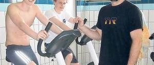 In dünner Luft. Trainer Jörg Hoffmann mit Felix Wolf (l.) und Christian Diener.