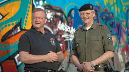 Alles unter Kontrolle: Innensenator Frank Henkel bei seiner Tour durch Berlin - hier im Mauerpark mit Klaus Kesse, Direktionsleiter beim Polizeipräsidenten in Berlin. -