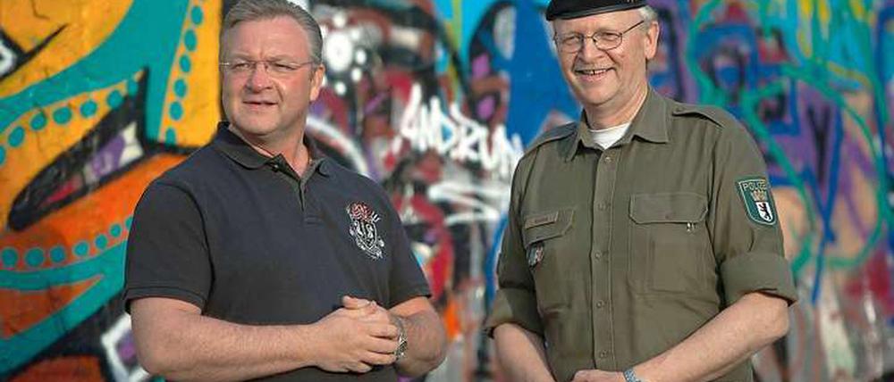 Alles unter Kontrolle: Innensenator Frank Henkel bei seiner Tour durch Berlin - hier im Mauerpark mit Klaus Kesse, Direktionsleiter beim Polizeipräsidenten in Berlin. -