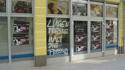 Unbekannte beschmieren Spremberger Redaktionsgebäude der Rundschau und klebten nationalistische Plakate.