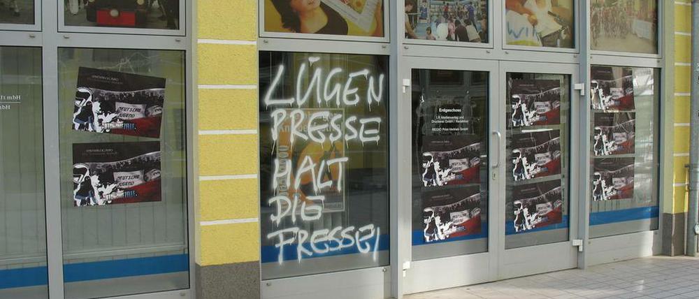 Unbekannte beschmieren Spremberger Redaktionsgebäude der Rundschau und klebten nationalistische Plakate.