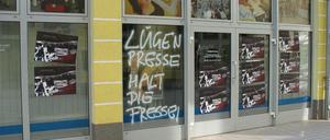 Unbekannte beschmieren Spremberger Redaktionsgebäude der Rundschau und klebten nationalistische Plakate.