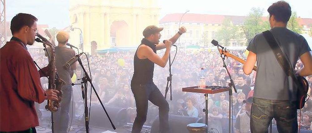 Ein Höhepunkt: Die Potsdamer Band „Hasenscheisse“ spielte am Montagabend auf dem „Rhythm against Racism“-Festival auf dem Luisenplatz. Wie jedes Jahr kamen tausende Potsdamer zu dem Open Air.