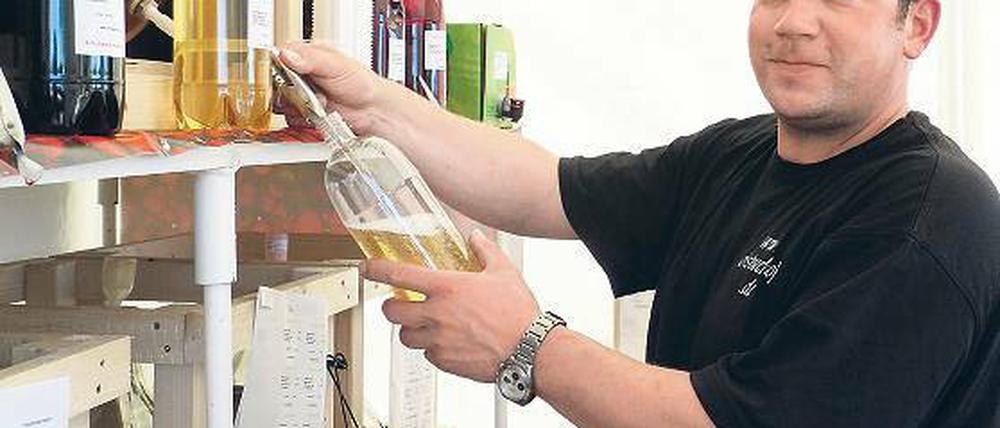 Begehrte Tropfen: Marcel Lehnst im Stand an der Regattastrecke.