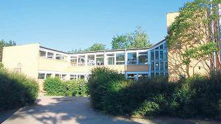 Denkmalgeschützt: Das Schulgebäude in Bergholz-Rehbrücke.