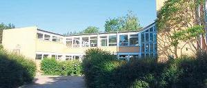 Denkmalgeschützt: Das Schulgebäude in Bergholz-Rehbrücke.