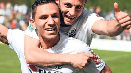 Pure Freude. Anton Makarenko (rechts), dem in der Nachspielzeit der alles entscheidende Treffer gelang, freute sich mit Zlatko Hebib über den Klassenerhalt.