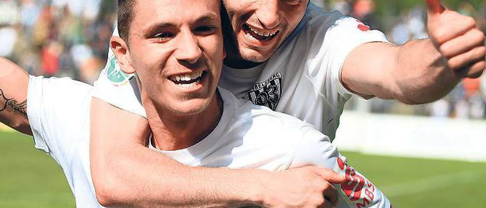 Pure Freude. Anton Makarenko (rechts), dem in der Nachspielzeit der alles entscheidende Treffer gelang, freute sich mit Zlatko Hebib über den Klassenerhalt.