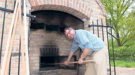 Probebacken: Am Samstag wurde erstmalig Teig in den nach historischem Vorbild wiedererrichteten Backofen am Jagdschloss Stern geschoben. Als Brotbäcker bewährte sich Fördervereinsmitglied Bernd Küster.