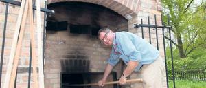 Probebacken: Am Samstag wurde erstmalig Teig in den nach historischem Vorbild wiedererrichteten Backofen am Jagdschloss Stern geschoben. Als Brotbäcker bewährte sich Fördervereinsmitglied Bernd Küster.