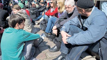 Sitzblockade. Auch der brandenburgische Finanzminister Helmuth Markov (Die Linke, 2.v.r.), nahm schon an einer sitzenden Demonstration gegen einen Aufmarsch von Neonazis in Neuruppin teil.