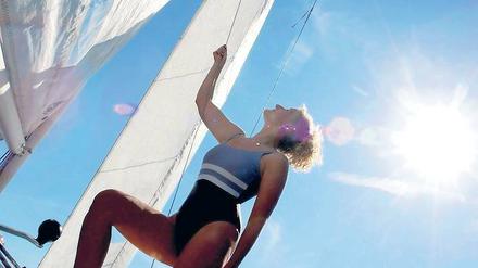 Saisonstart für Freizeitkapitäne. Bei erwarteten Temperaturen bis zu 30 Grad beginnt an diesem Wochenende in Brandenburg die Hauptsaison für Freizeit-Kapitäne. Durch Brandenburg ziehen sich mehr als 2600 Kilometer Wasserstraßen und es gibt etwa 3600 Seen. Innenminister Dietmar Woidke (SPD) appellierte an die Hobby-Kapitäne, „die notwendige Vernunft und Rücksichtnahme mit an Board zu nehmen, damit der erste Bootsausflug zum sicheren und damit erholsamen Freizeitvergnügen wird“.