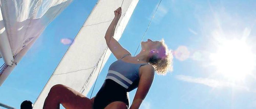 Saisonstart für Freizeitkapitäne. Bei erwarteten Temperaturen bis zu 30 Grad beginnt an diesem Wochenende in Brandenburg die Hauptsaison für Freizeit-Kapitäne. Durch Brandenburg ziehen sich mehr als 2600 Kilometer Wasserstraßen und es gibt etwa 3600 Seen. Innenminister Dietmar Woidke (SPD) appellierte an die Hobby-Kapitäne, „die notwendige Vernunft und Rücksichtnahme mit an Board zu nehmen, damit der erste Bootsausflug zum sicheren und damit erholsamen Freizeitvergnügen wird“.