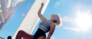 Saisonstart für Freizeitkapitäne. Bei erwarteten Temperaturen bis zu 30 Grad beginnt an diesem Wochenende in Brandenburg die Hauptsaison für Freizeit-Kapitäne. Durch Brandenburg ziehen sich mehr als 2600 Kilometer Wasserstraßen und es gibt etwa 3600 Seen. Innenminister Dietmar Woidke (SPD) appellierte an die Hobby-Kapitäne, „die notwendige Vernunft und Rücksichtnahme mit an Board zu nehmen, damit der erste Bootsausflug zum sicheren und damit erholsamen Freizeitvergnügen wird“.