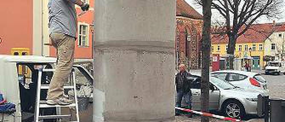 Noch recht nackt: Die neue Beelitzer Litfaßsäule.