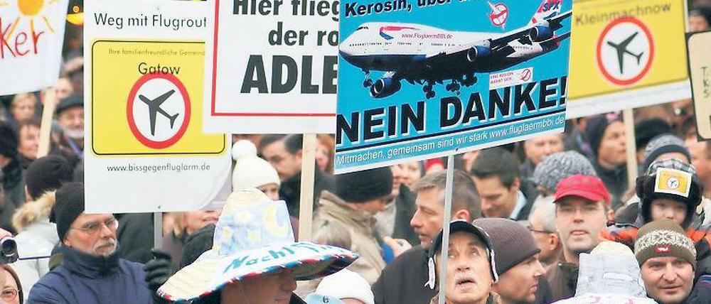 Protest: Zahlreiche Initiativen machen gegen den Flughafen mobil.