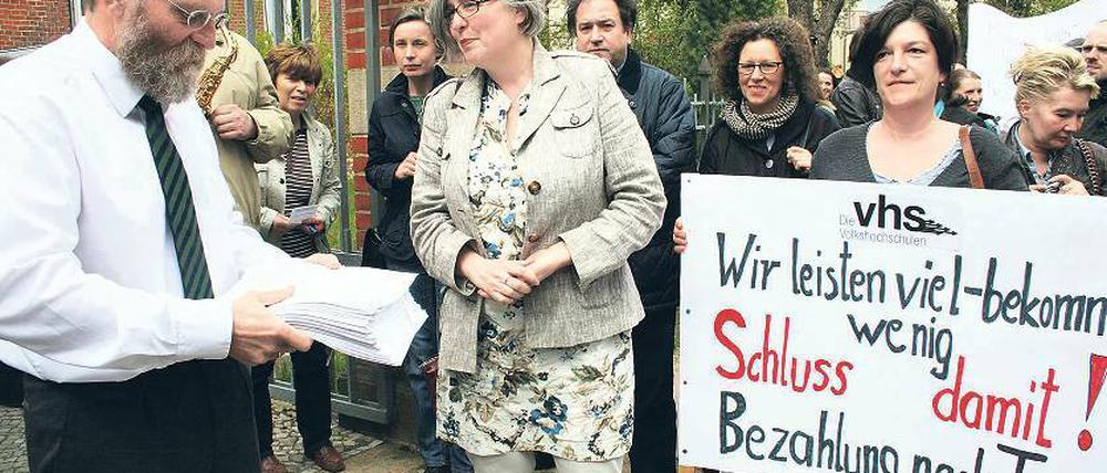 Verständnis gezeigt: Landrat Wolfgang Blasig (l.) im Gespräch mit Mitarbeitern der Musik- und Volkshochschule.
