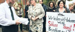 Verständnis gezeigt: Landrat Wolfgang Blasig (l.) im Gespräch mit Mitarbeitern der Musik- und Volkshochschule.