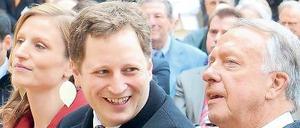 Kulturstaatsminister Bernd Neumann (r.) im Gespräch mit Georg Friedrich Prinz von Preußen und seiner Frau.