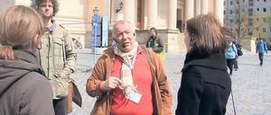 Auf Friedrichs steinernen Spuren. Der neue Stadtrundgang „Friedrichs Potsdam“ führt zu berühmten und weniger bekannten Bauwerken, mit denen der Preußenkönig das Stadtbild prägte – wie hier auf dem Alten Markt mit Stadtführer Wolfgang Eisert.