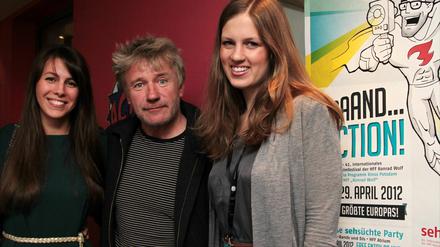 Eröffnet: Am Dienstagabend ist - im vollen Kino Thalia in Potsdam Babelsberg - das Filmfestival "Sehsüchte" eröffnet worden. Zum Filmegucken kam auch Schauspielstar Jörg Schüttauf - zur Freude von Kim Richter(l) und Lydia Bienias vom Sehsüchte-Team.