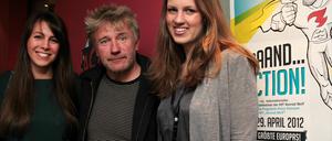 Eröffnet: Am Dienstagabend ist - im vollen Kino Thalia in Potsdam Babelsberg - das Filmfestival "Sehsüchte" eröffnet worden. Zum Filmegucken kam auch Schauspielstar Jörg Schüttauf - zur Freude von Kim Richter(l) und Lydia Bienias vom Sehsüchte-Team.
