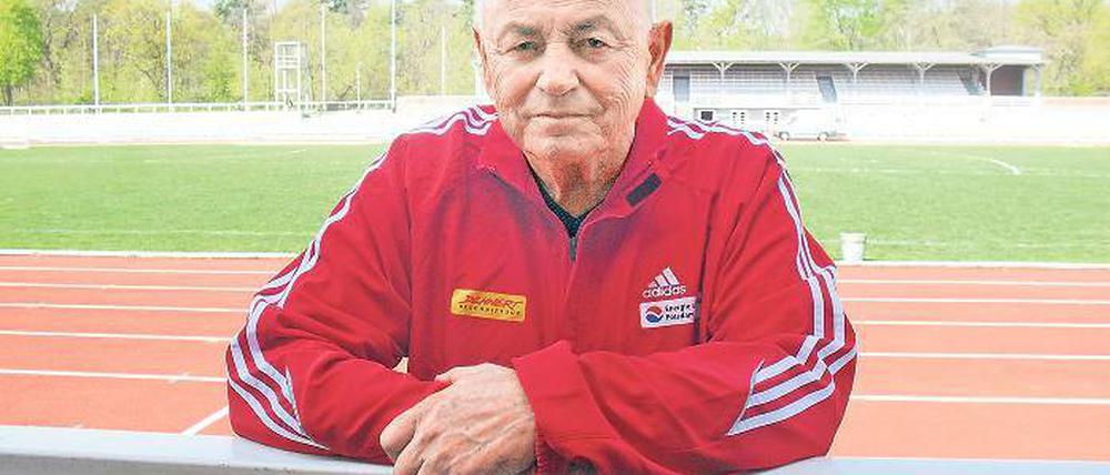 Im Potsdamer Luftschiffhafen daheim. Trainer Heinz Rieger wird heute 80.