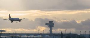 Noch außer Betrieb. Ein Passagierflugzeug landet auf dem alten Flughafen Schoenefeld. Im Hintergrund ist der Tower des zukünftigen Flughafens Berlin-Brandenburg Willy Brandt zu sehen. Noch allerdings steht die Betriebserlaubnis für den BER aus.