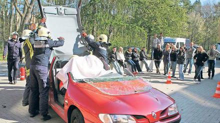Das war einmal ein schönes Auto – nach der simulierten Rettungsaktion von DRK Werder und Feuerwehr blieb davon nicht mehr viel übrig.