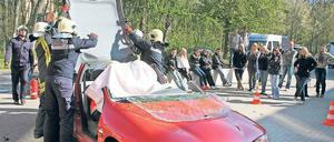 Das war einmal ein schönes Auto – nach der simulierten Rettungsaktion von DRK Werder und Feuerwehr blieb davon nicht mehr viel übrig.